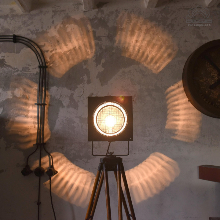 Lampa teatralna na drewnianym statywie