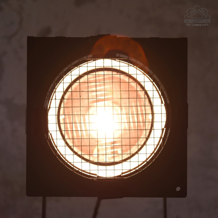 Lampa teatralna na drewnianym statywie