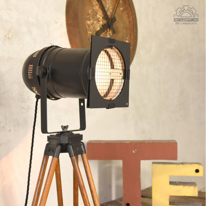 Lampa teatralna na drewnianym statywie