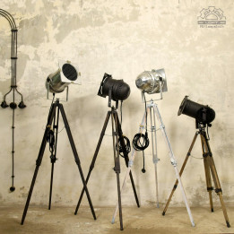 Lampa teatralna na drewnianym statywie