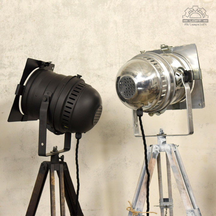 Lampa teatralna na drewnianym statywie