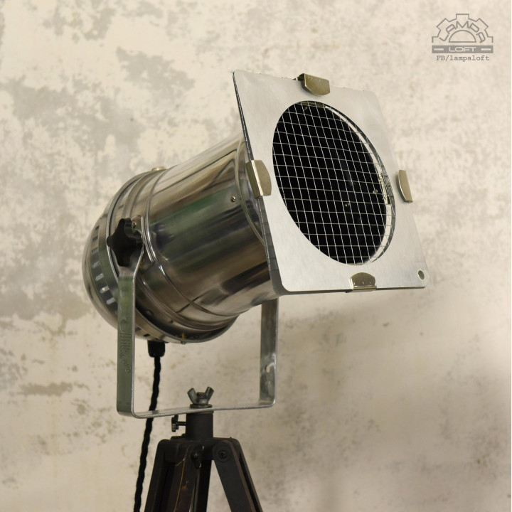 Lampa teatralna na drewnianym statywie