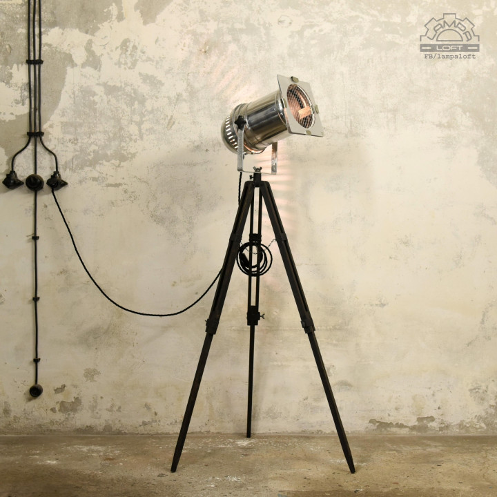 Lampa teatralna na drewnianym statywie