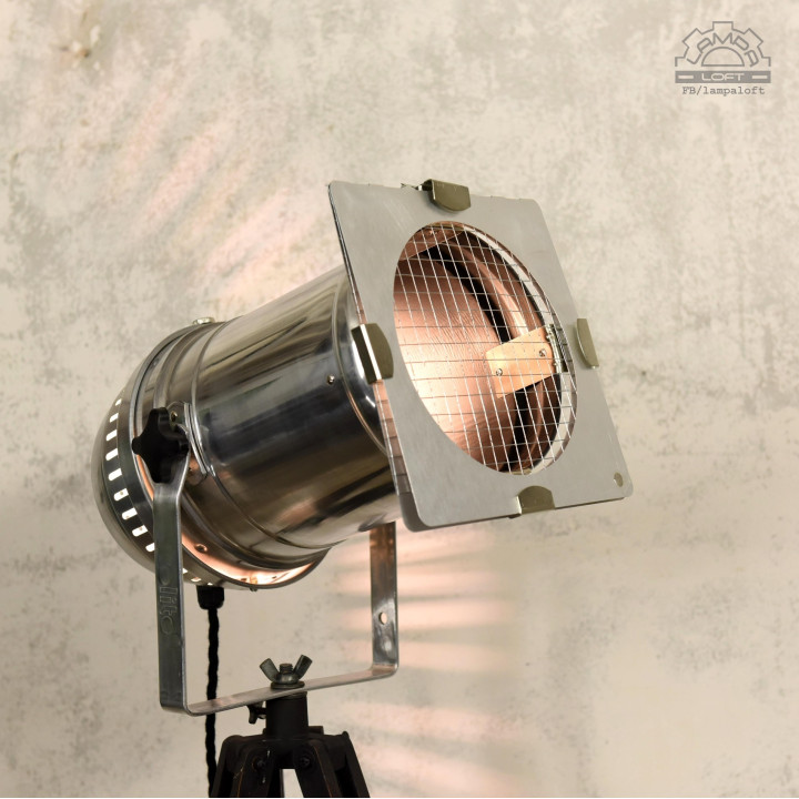 Lampa teatralna na drewnianym statywie