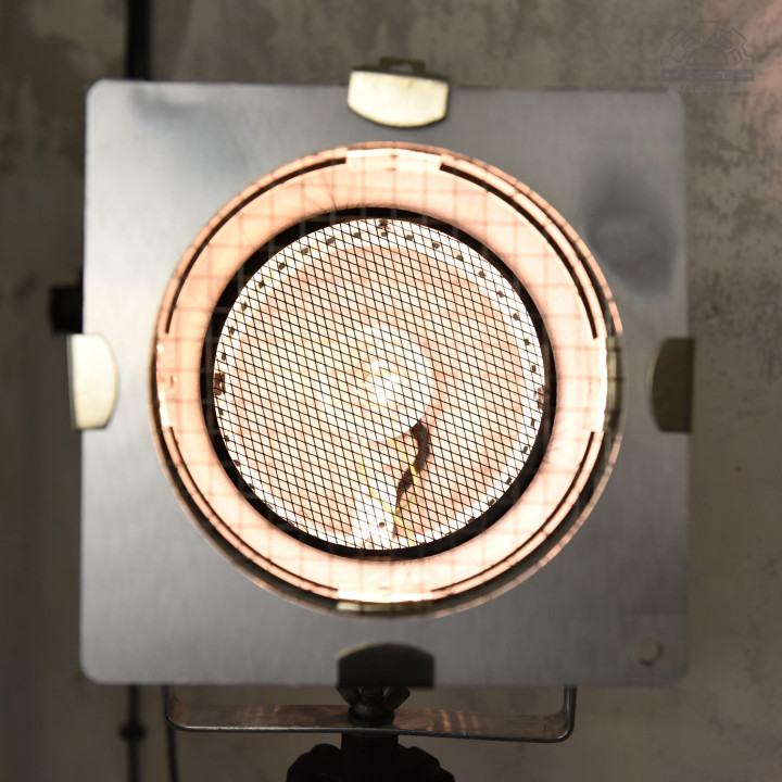 Lampa teatralna na drewnianym statywie