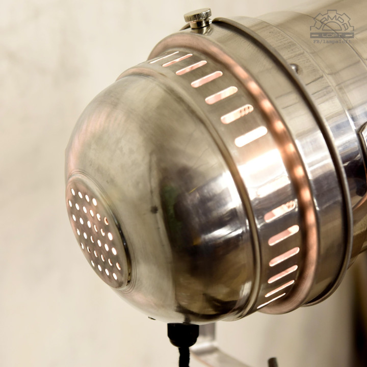 Lampa teatralna na drewnianym statywie