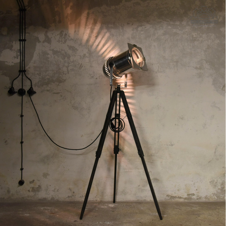 Lampa teatralna na drewnianym statywie