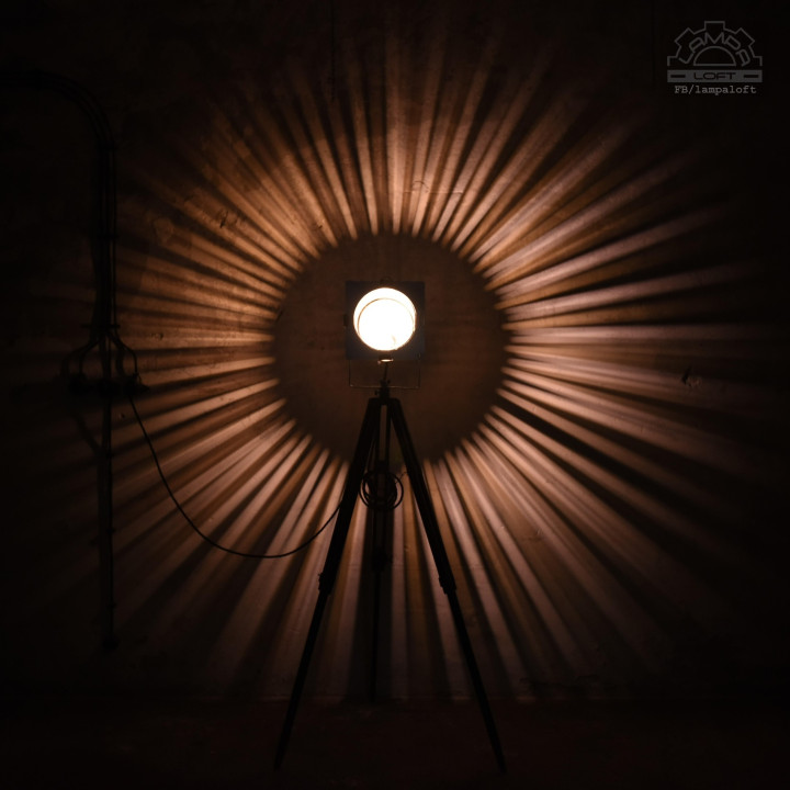 Lampa teatralna na drewnianym statywie