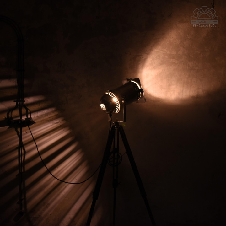 Lampa teatralna na drewnianym statywie