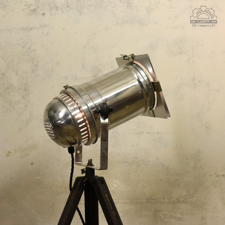 Lampa teatralna na drewnianym statywie