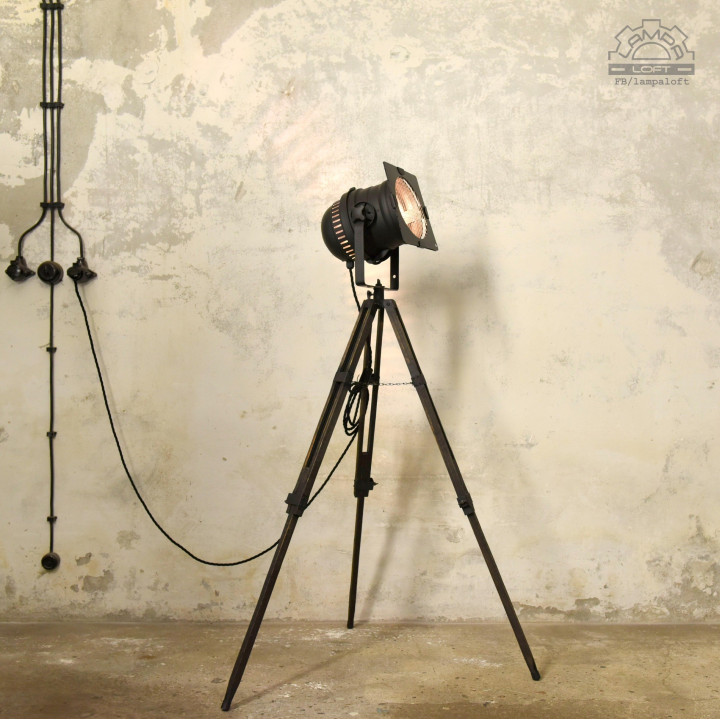 Lampa teatralna na drewnianym statywie