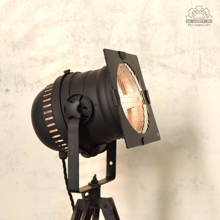 Lampa teatralna na drewnianym statywie