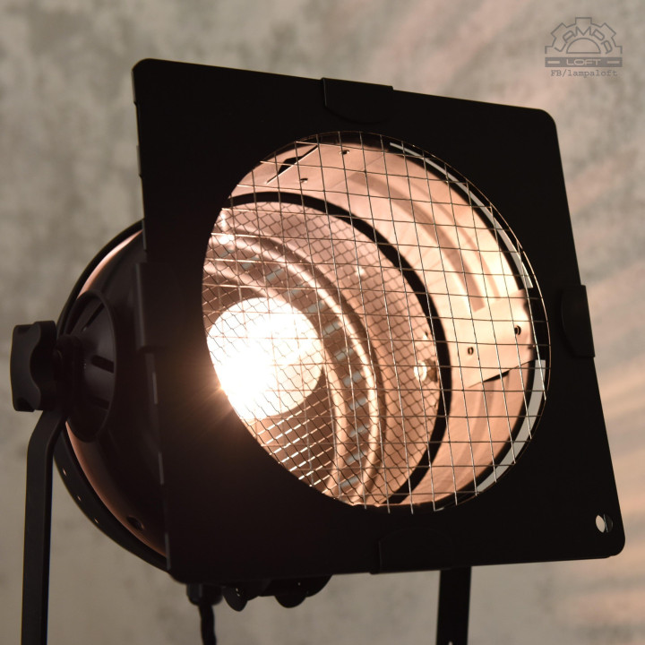 Lampa teatralna na drewnianym statywie