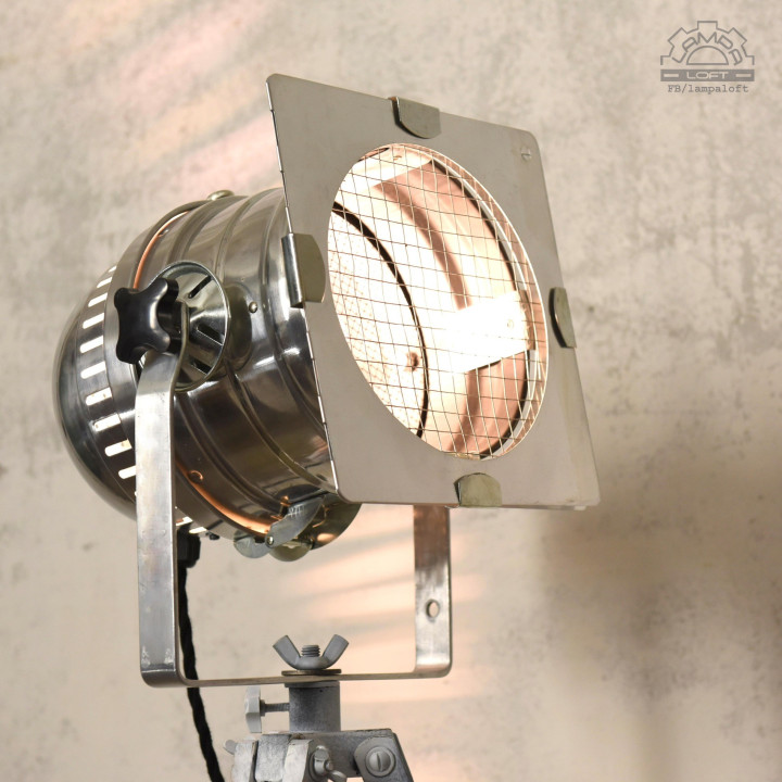 Lampa teatralna na drewnianym statywie