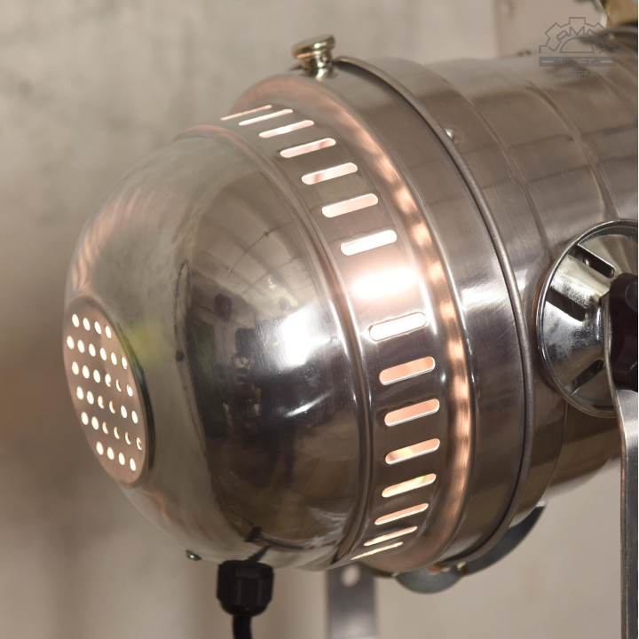 Lampa teatralna na drewnianym statywie