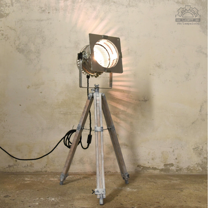 Lampa teatralna na drewnianym statywie