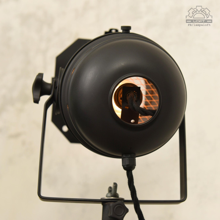 Lampa teatralna na drewnianym statywie