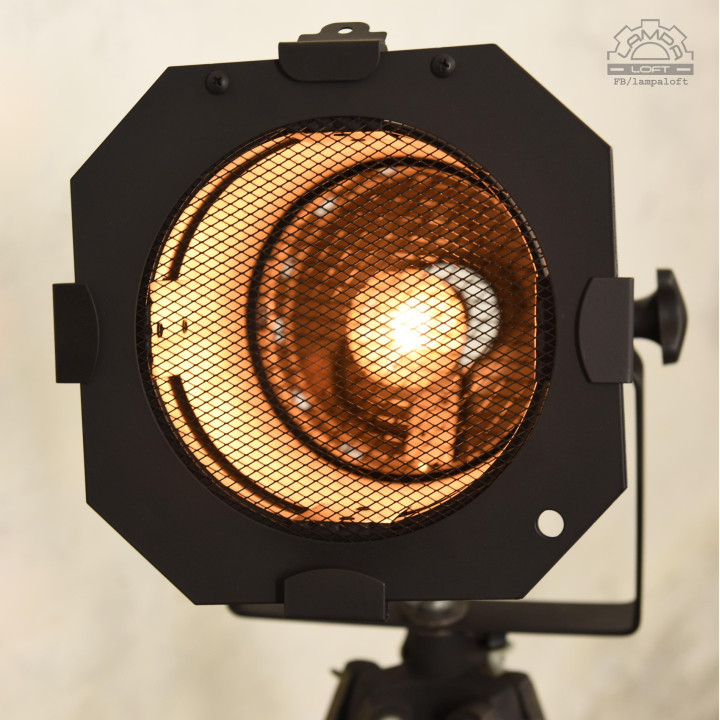 Lampa teatralna na drewnianym statywie