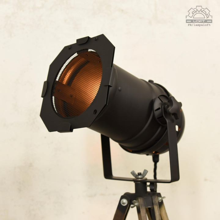 Lampa teatralna na drewnianym statywie