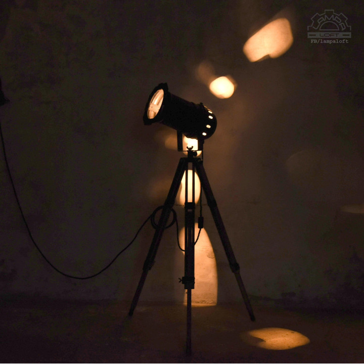 Lampa teatralna na drewnianym statywie