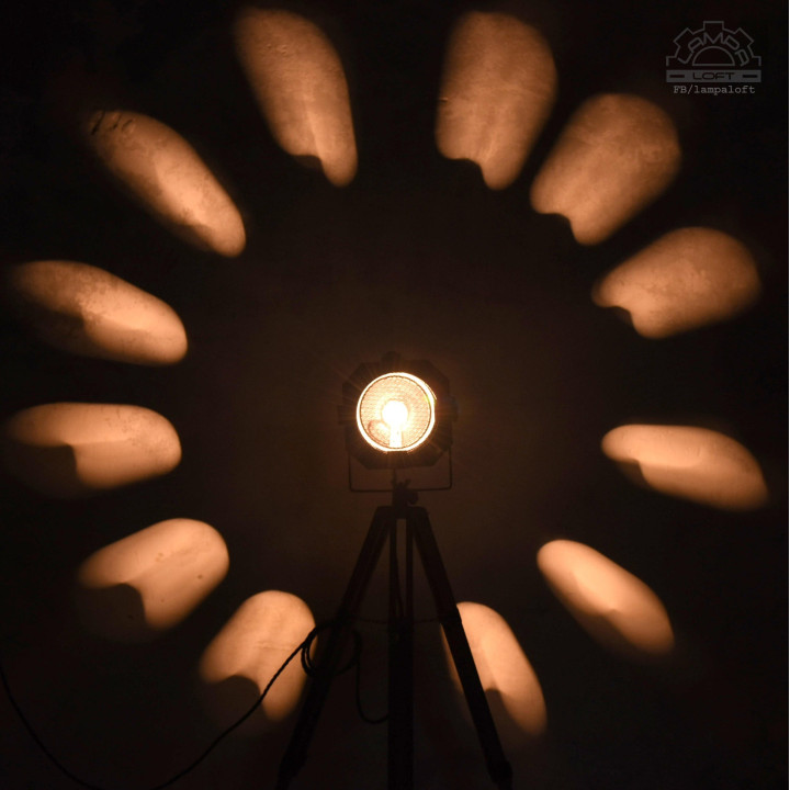 Lampa teatralna na drewnianym statywie