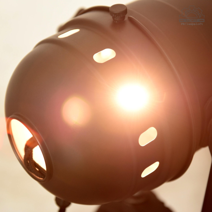 Lampa teatralna na drewnianym statywie