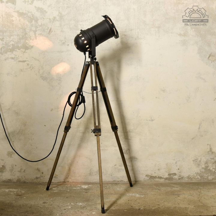 Lampa teatralna na drewnianym statywie