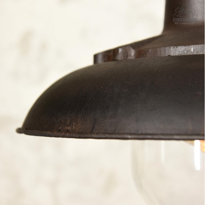 Lampa industrialna z lat 50'