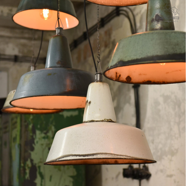 Lampy industrialne z serii OBs z zachowaną patyną