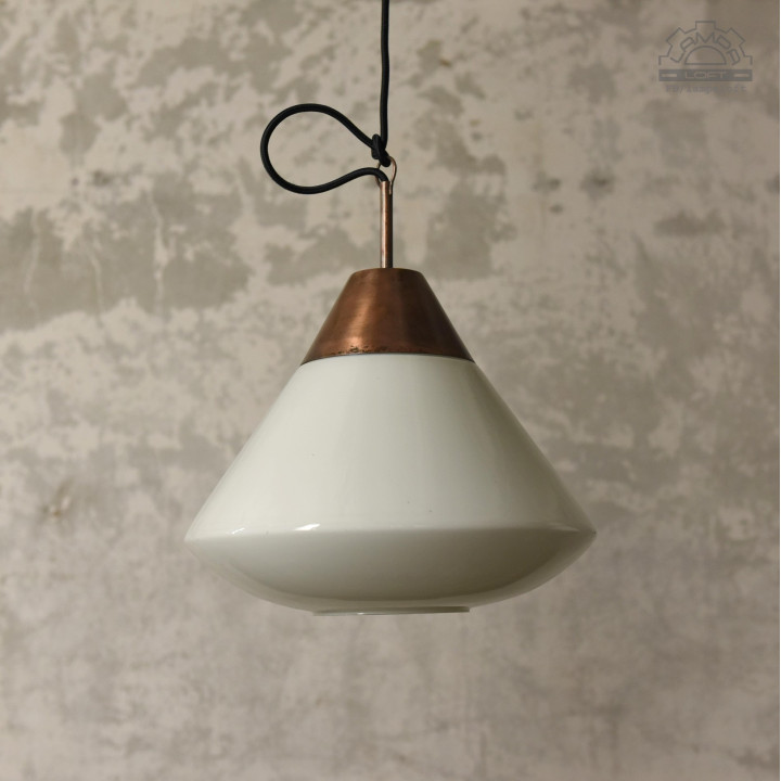 Lampa z kloszem opalowym w stylu Art Deco
