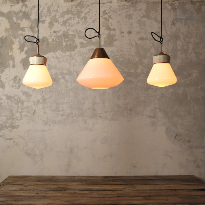 Lampa z kloszem opalowym w stylu Art Deco