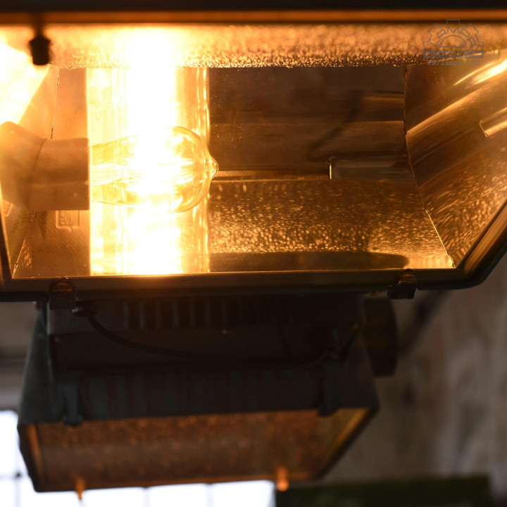 Ogromna lampa industrialna z lat 80'