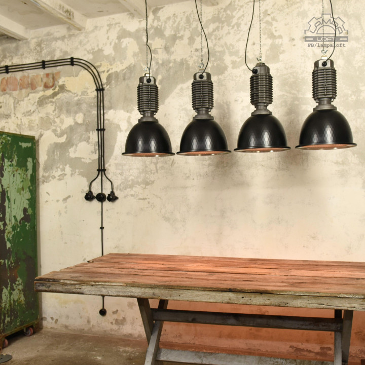 Odrestaurowane lampy industrialne Zumtobel Staff