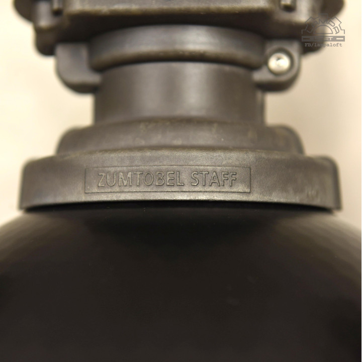 Odrestaurowane lampy industrialne Zumtobel Staff