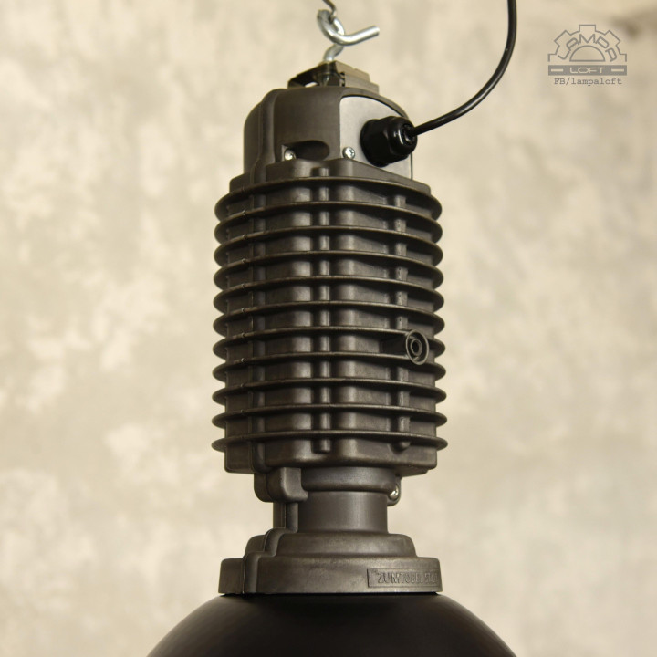 Odrestaurowane lampy industrialne Zumtobel Staff