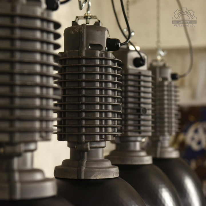 Odrestaurowane lampy industrialne Zumtobel Staff