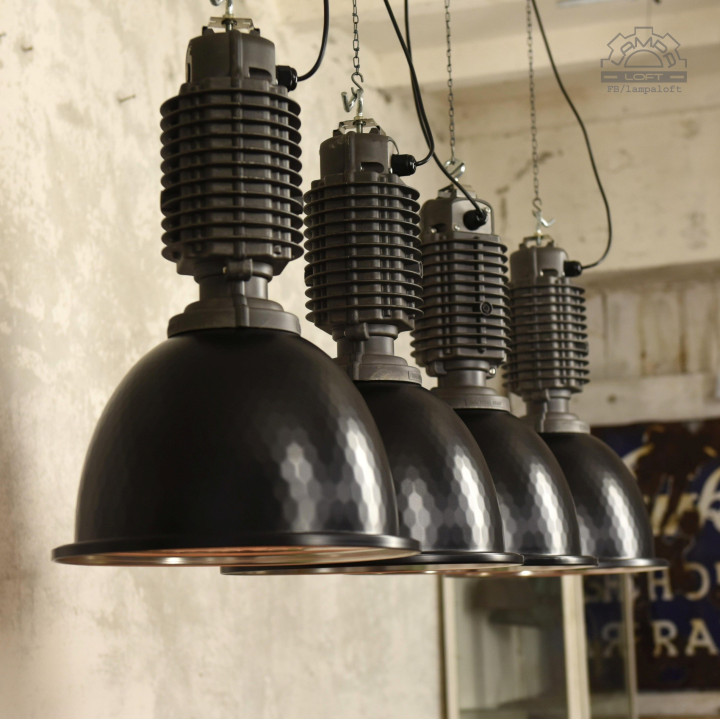 Odrestaurowane lampy industrialne Zumtobel Staff