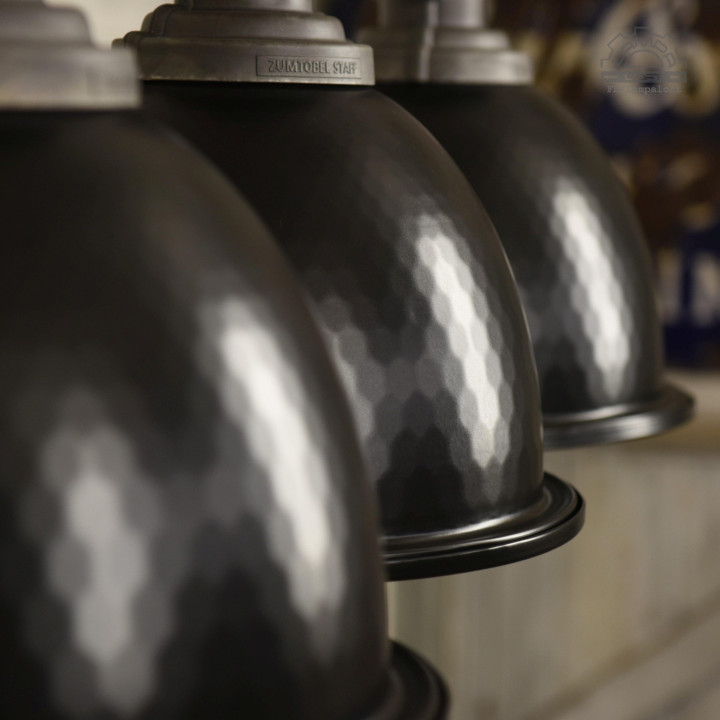 Odrestaurowane lampy industrialne Zumtobel Staff