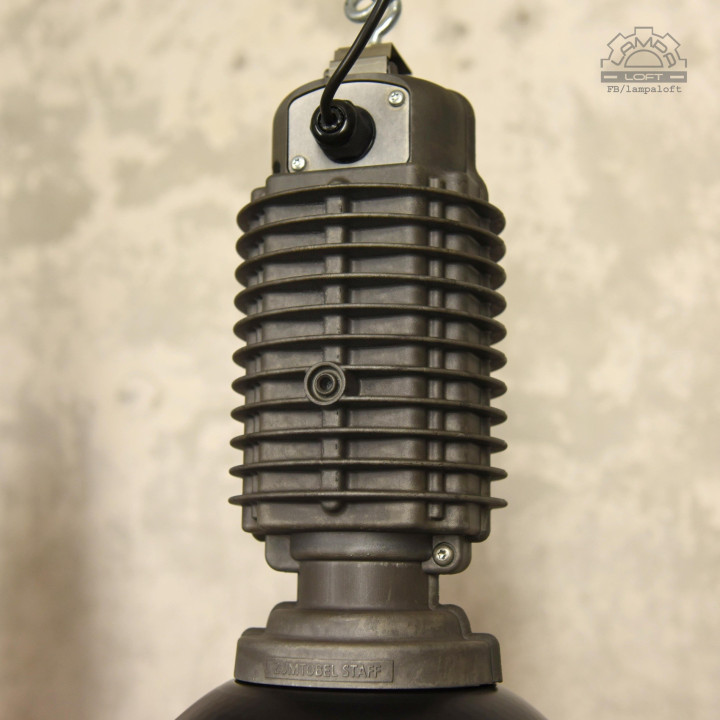 Odrestaurowane lampy industrialne Zumtobel Staff
