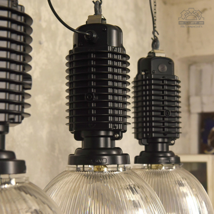 Odrestaurowane lampy industrialne Zumtobel Staff