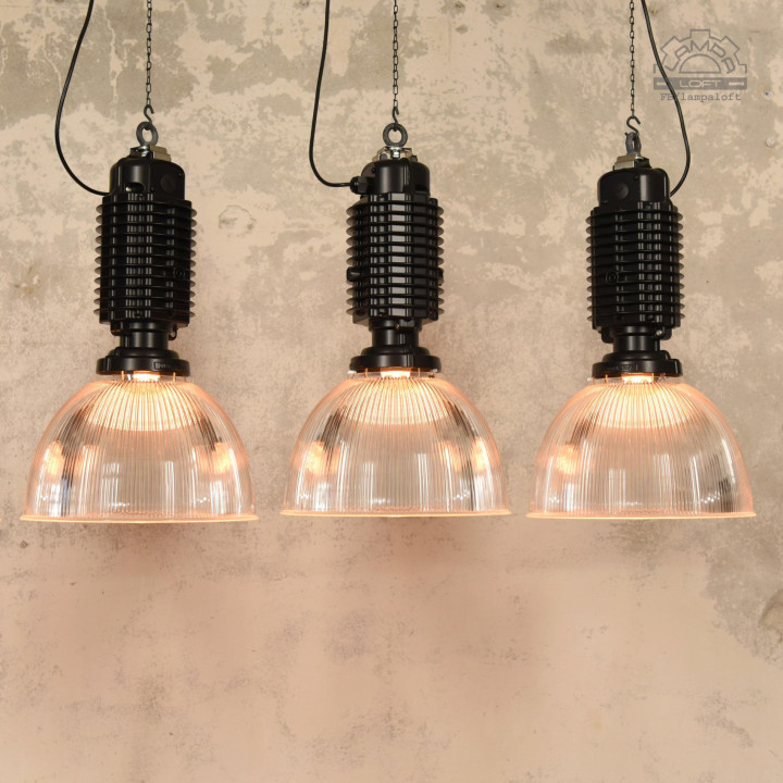 Odrestaurowane lampy industrialne Zumtobel Staff