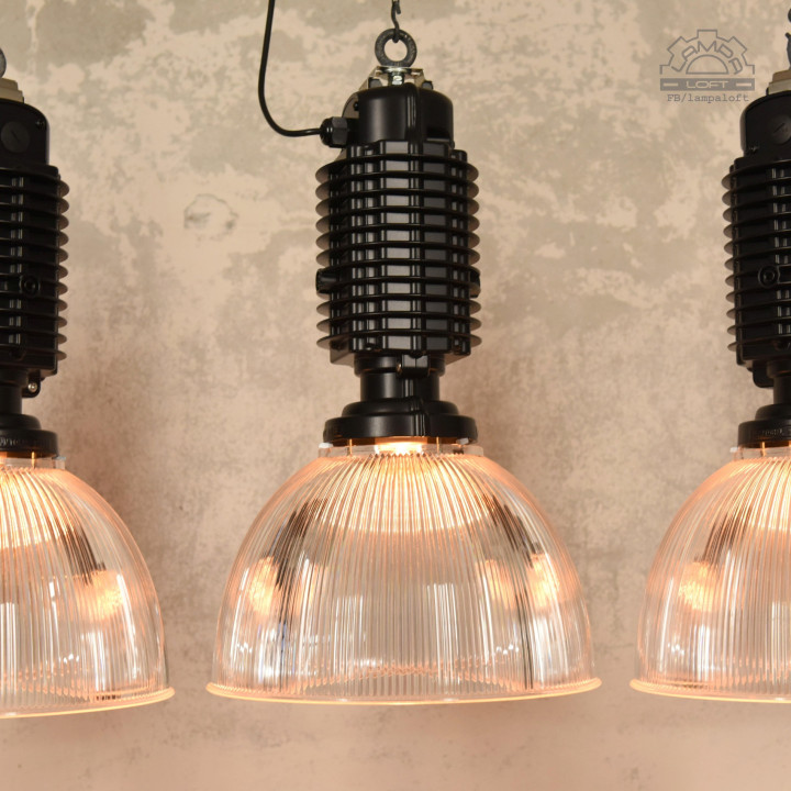 Odrestaurowane lampy industrialne Zumtobel Staff