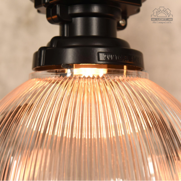 Odrestaurowane lampy industrialne Zumtobel Staff