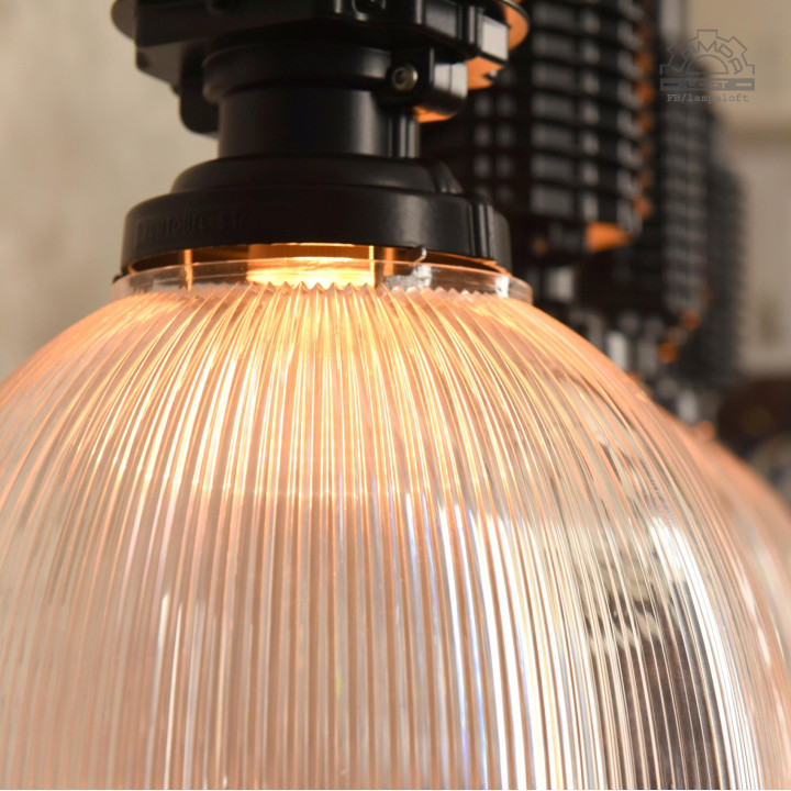 Odrestaurowane lampy industrialne Zumtobel Staff