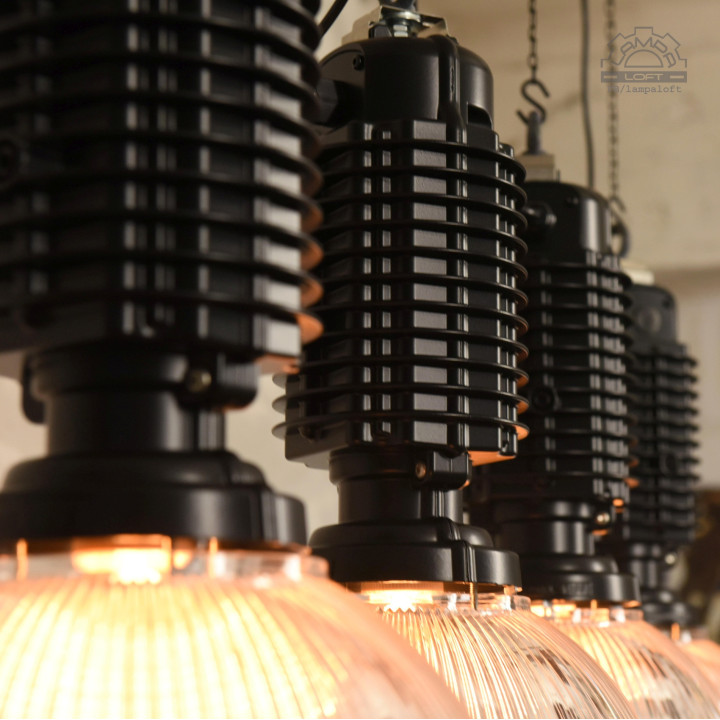 Odrestaurowane lampy industrialne Zumtobel Staff