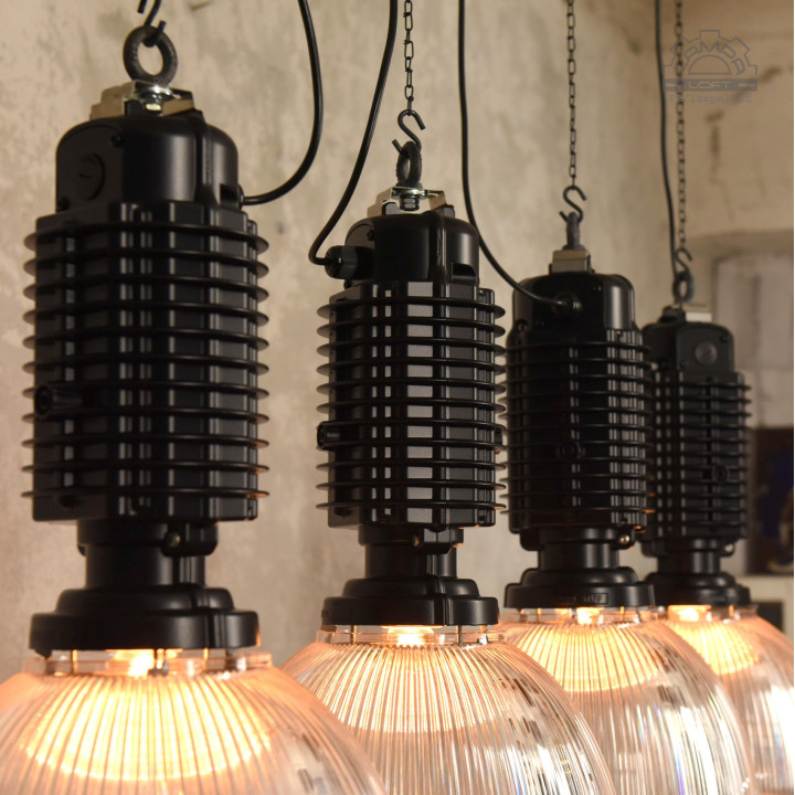Odrestaurowane lampy industrialne Zumtobel Staff