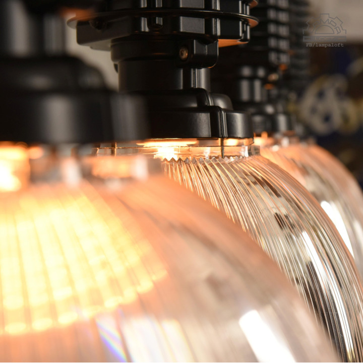Odrestaurowane lampy industrialne Zumtobel Staff