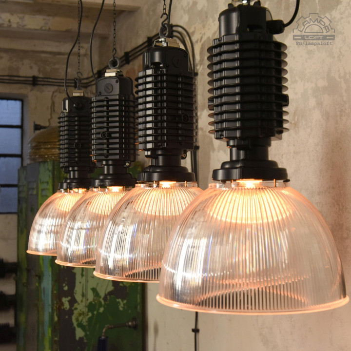 Odrestaurowane lampy industrialne Zumtobel Staff