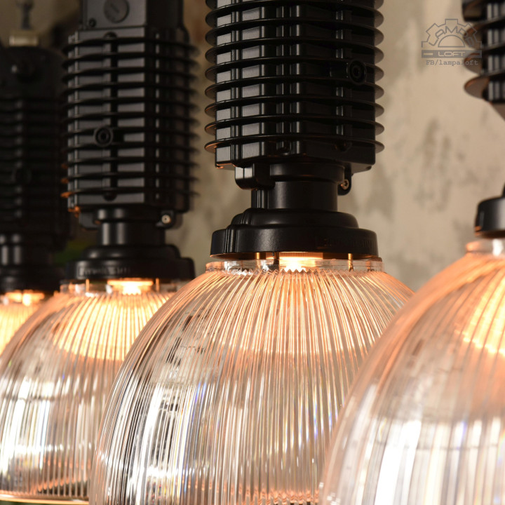 Odrestaurowane lampy industrialne Zumtobel Staff