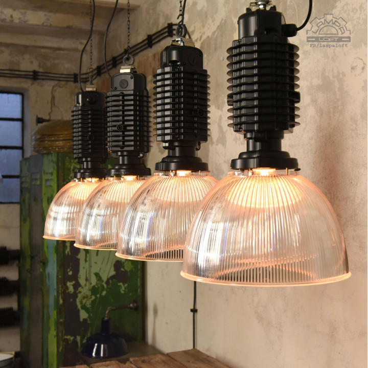 Odrestaurowane lampy industrialne Zumtobel Staff